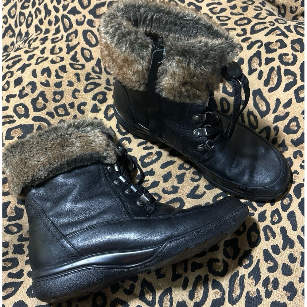 Clarks Artisan Kearns Legacy Black Leather Fur Trim Ankle Boots, Size  6.5‎